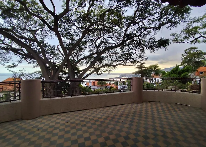 Francisco's בית אירוח *